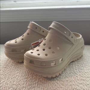 Crocs mega crush clog platform size 7 beige / creme